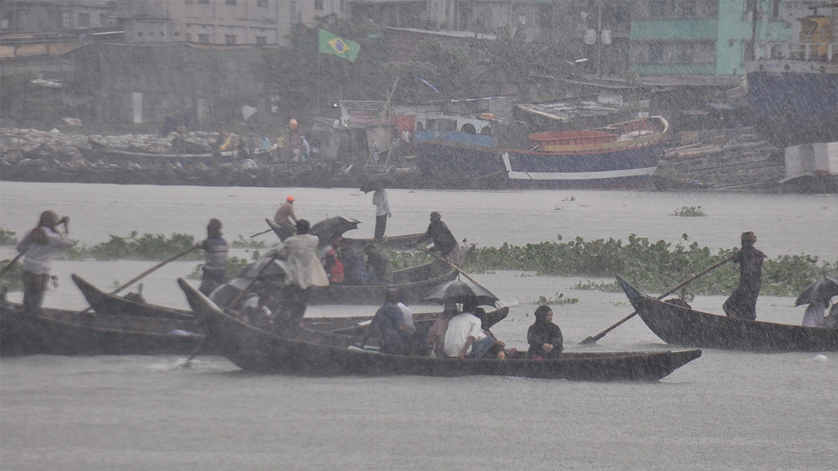 আজ সকালে রাজধানীর সদরঘাট এলাকায় হঠাৎ বৃষ্টি- ফোকাস বাংলা