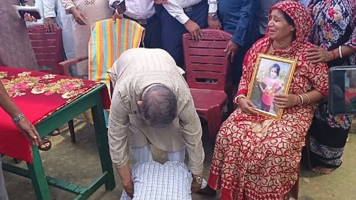 মন্ত্রীর পায়ে লুটিয়ে বিচার চাইলেন সেঁজুতির বাবা-মা
