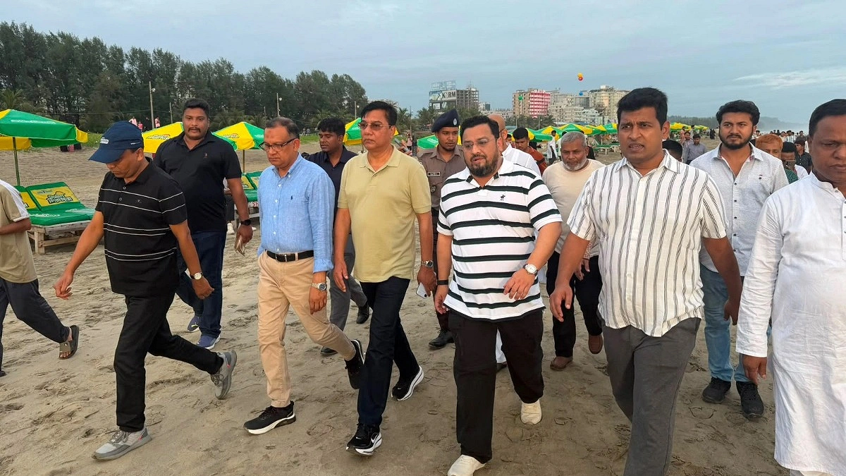 হেঁটে হেঁটে পর্যটকদের অভিযোগ শুনলেন তিন প্রতিমন্ত্রী