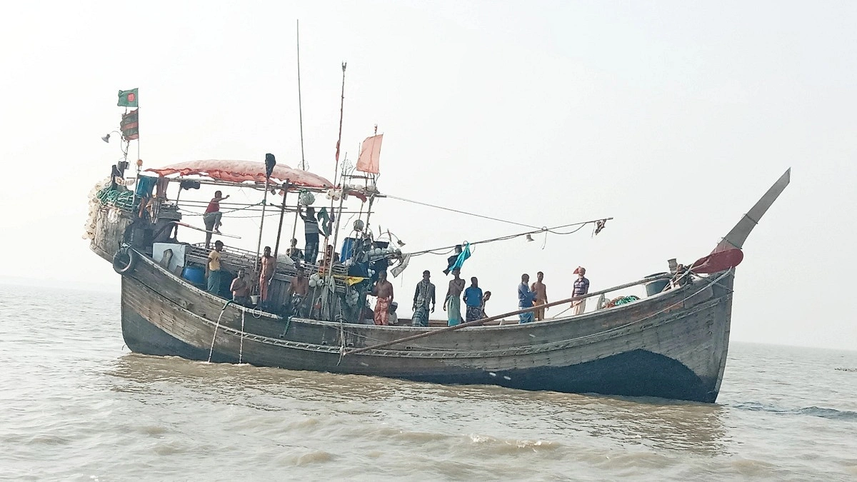 নিষেধাজ্ঞার মধ্যেও সাগরে মাছ শিকার