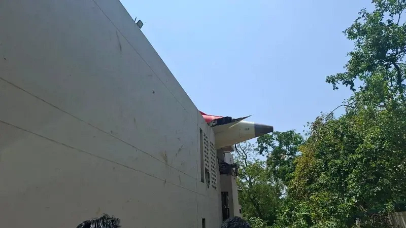 বিধ্বস্ত বিমানটির একটা অংশ বেশ কয়েক সপ্তাহ ধরে ক্ষতিগ্রস্ত ভবনটিতে আটকে ছিল