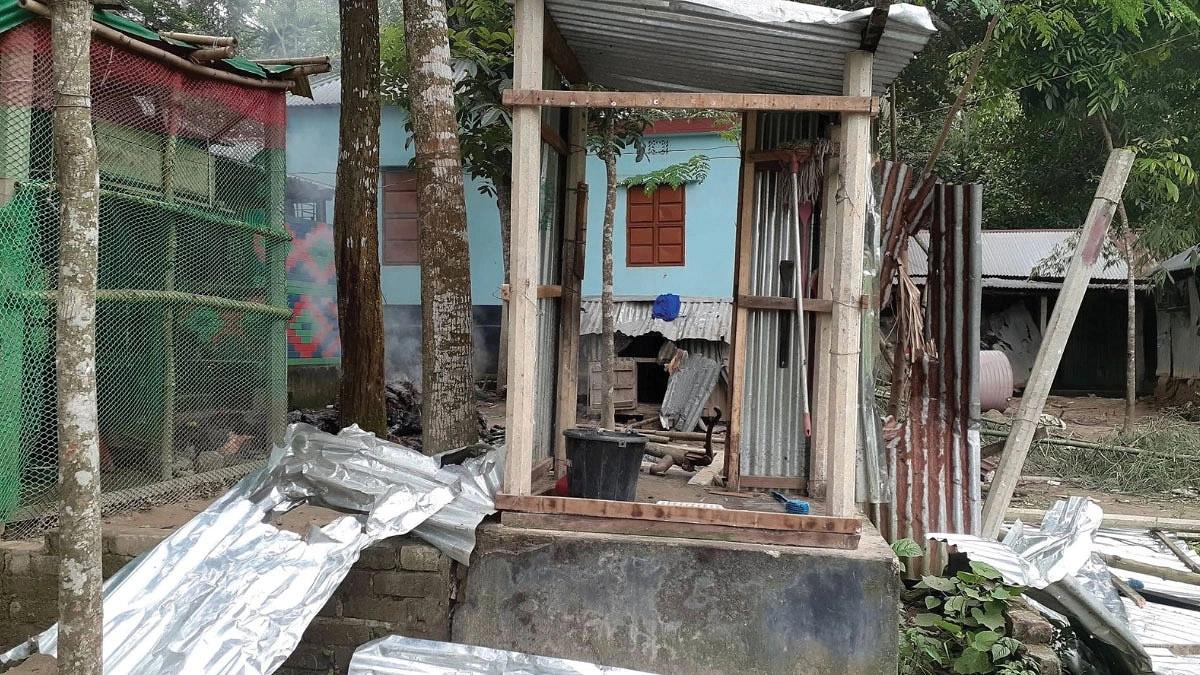 মাদক কারবারিদের বাড়ি ভাঙচুর অগ্নিসংযোগ