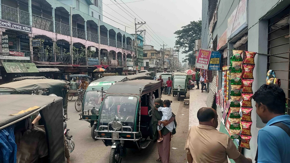 মহাসড়কে বাজার-অবৈধ যানের স্ট্যান্ড, ত্যক্ত-বিরক্ত স্থানীয়রা