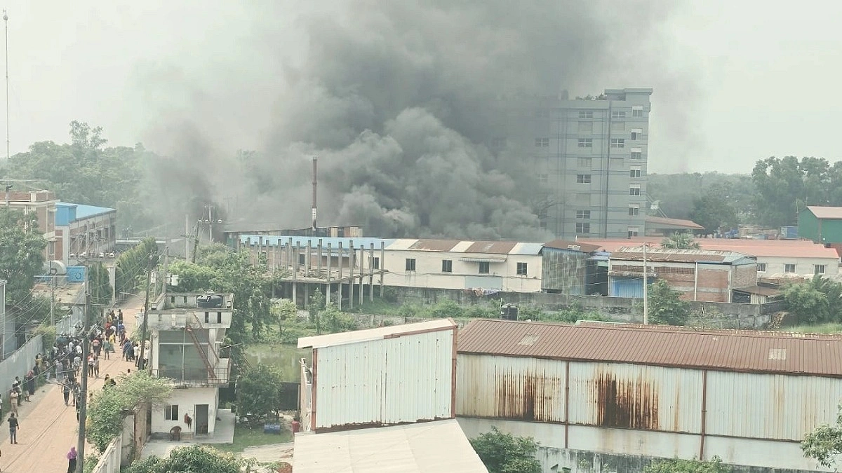 জ্বালানি তেল কারখানায় আগুন, ৪০ মিনিটের চেষ্টায় নিয়ন্ত্রণে