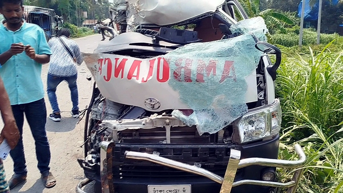 ভোরে মারা গেলেন স্বামী, সকালে সড়কে ঝরল স্ত্রীর প্রাণ