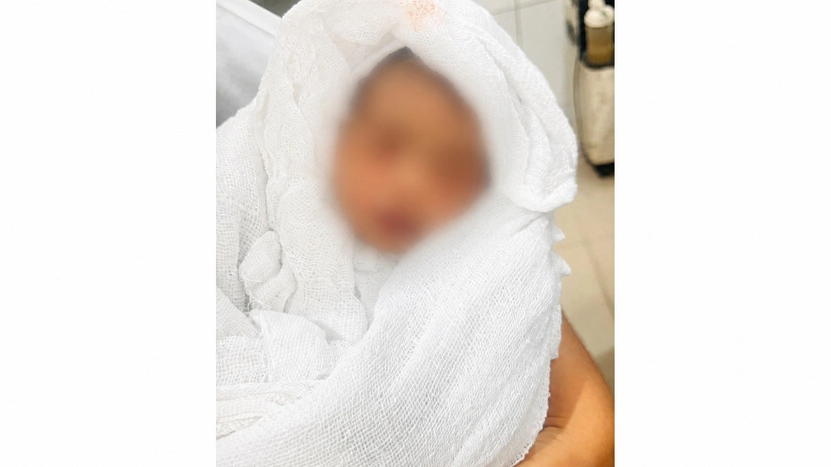 মুন্সিগঞ্জে স্বাস্থ্য কমপ্লেক্সের ভাগাড় থেকে নবজাতক উদ্ধার