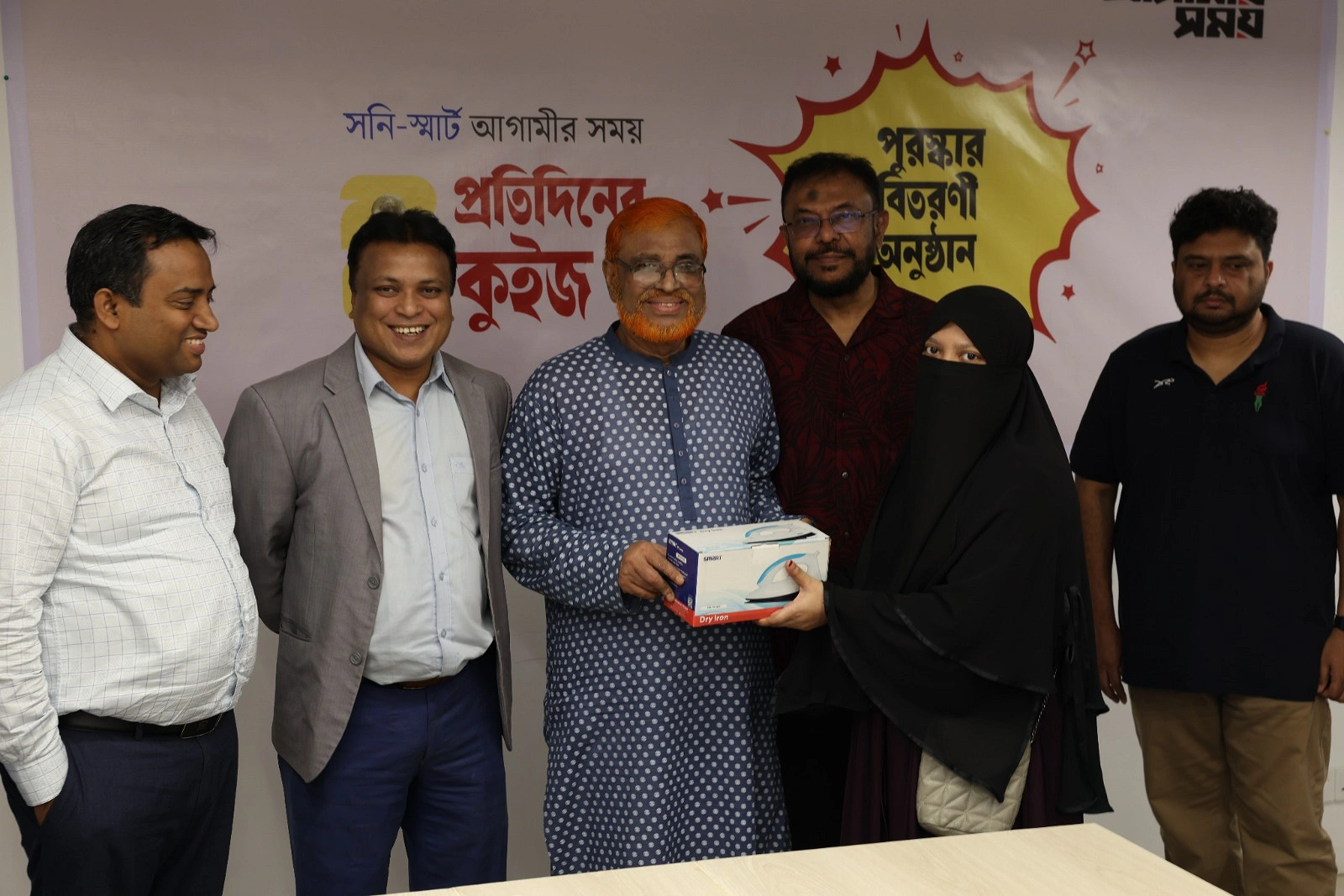 বিজয়ী আকলিমার হাতে পুরস্কার তুলে দিচ্ছেন প্রধান সম্পাদক ও প্রকাশক আবদুস সাত্তার মিয়াজী