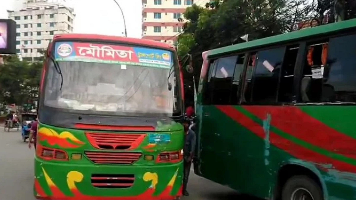 মৌমিতার দুই বাসের চাপায় প্রাণ গেল জয়দেবের