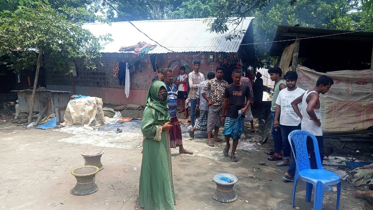 প্রবাসী প্রেমিকের বাড়িতে বিয়ের দাবিতে তরুণীর অবস্থান