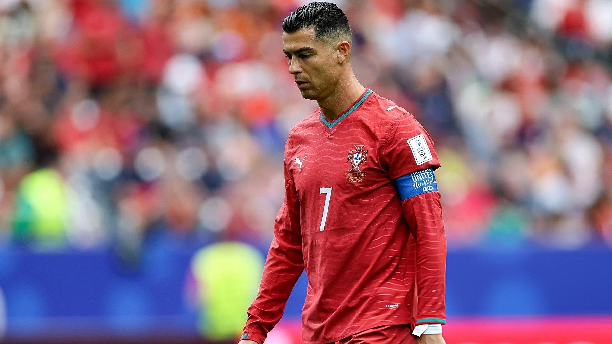 রোনালদোকে নিয়ে মুখে কুলুপ পর্তুগাল কোচের
