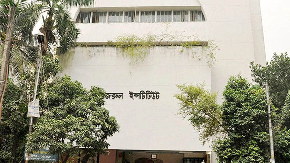 নিজেদের অনুষ্ঠানে নিজেরাই অতিথি