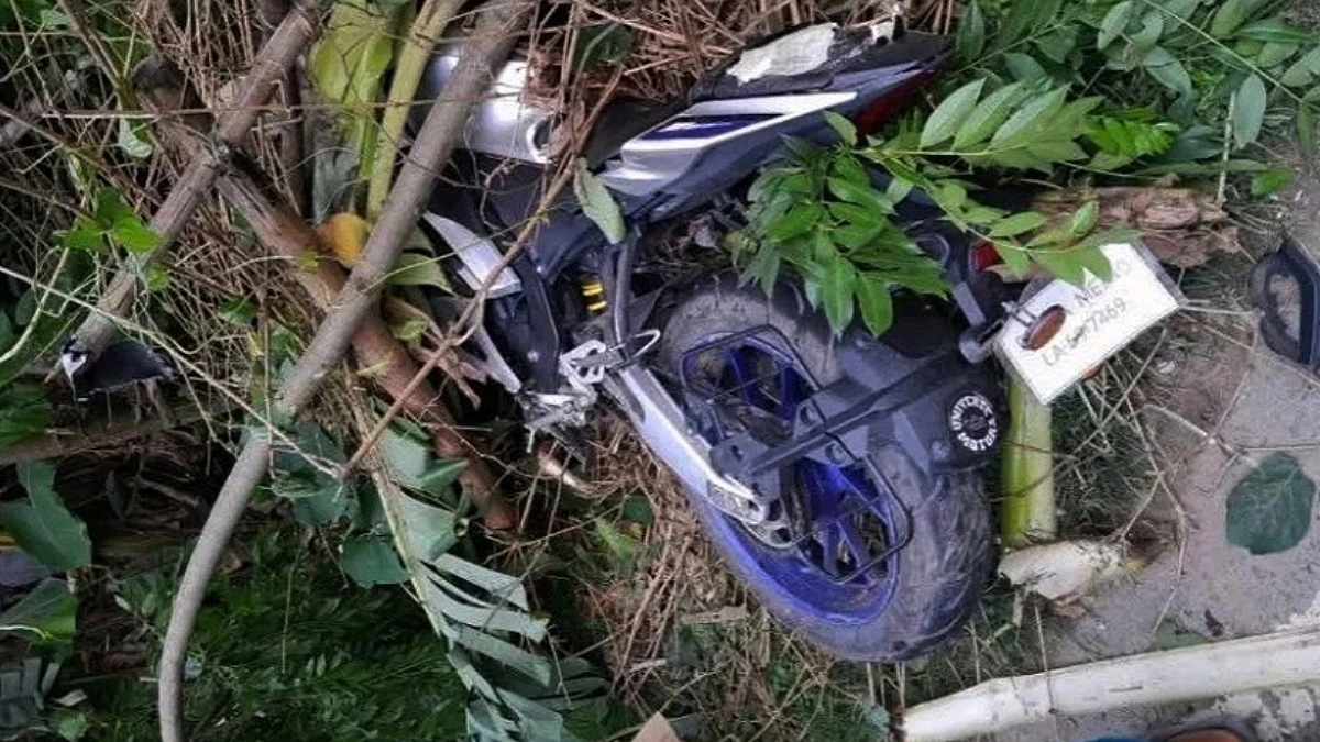 স্কুল বন্ধের দিন বাবার মোটরসাইকেল নিয়ে ঘুরতে বেরিয়ে জীবন গেল ছেলের