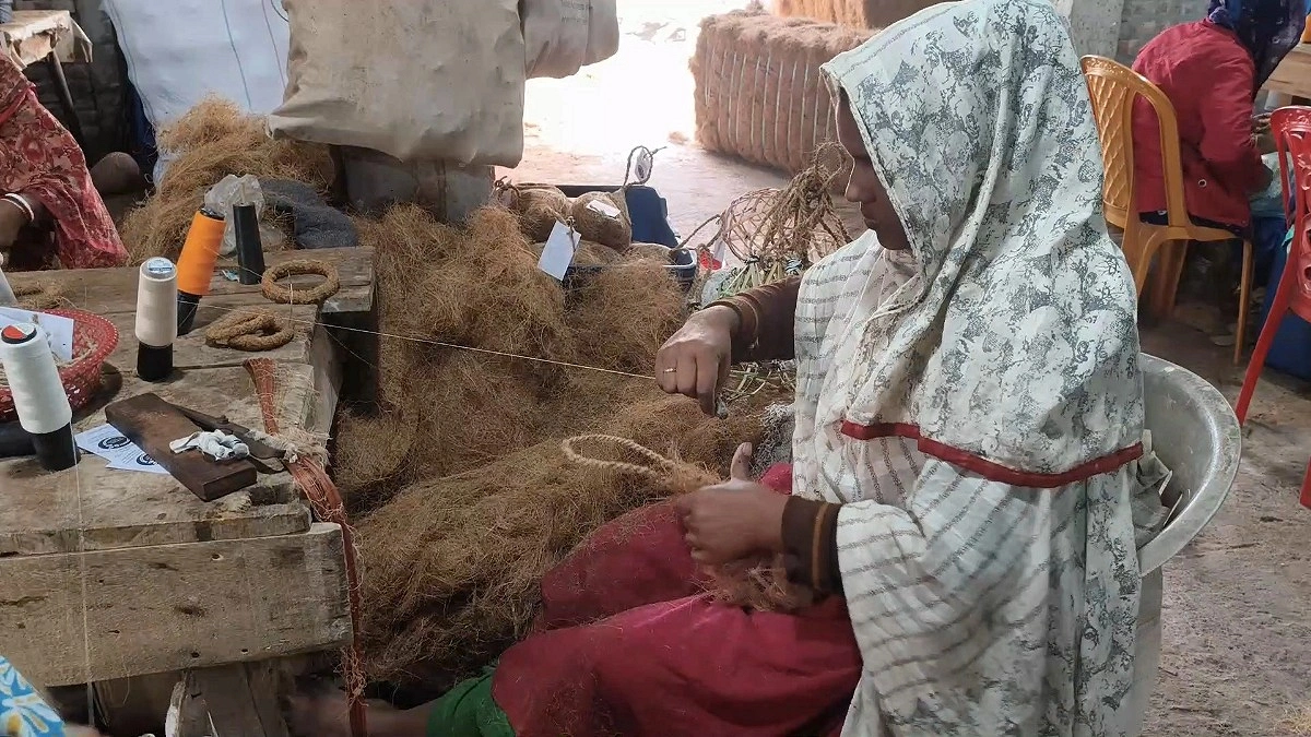 ফেলনা ছোবড়াই বদলে দিচ্ছে বাগেরহাটের শত শত নারীর ভাগ্য