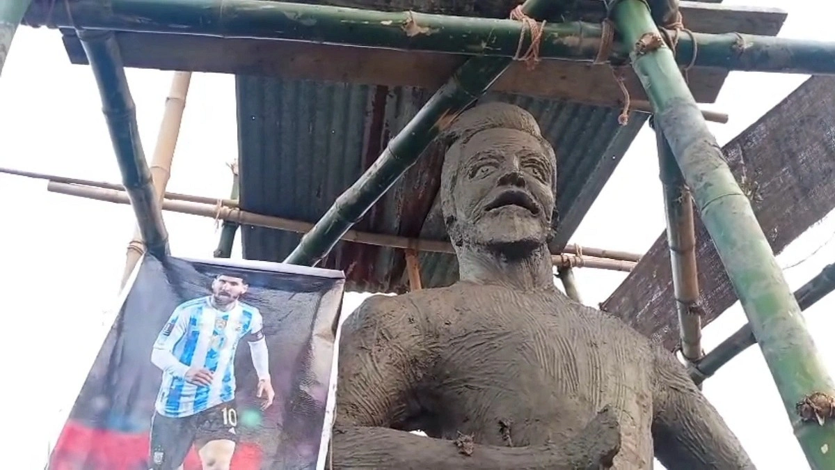 গোপালগঞ্জে নির্মাণ হচ্ছে ১৬ ফুটের মেসি ভাস্কর্য