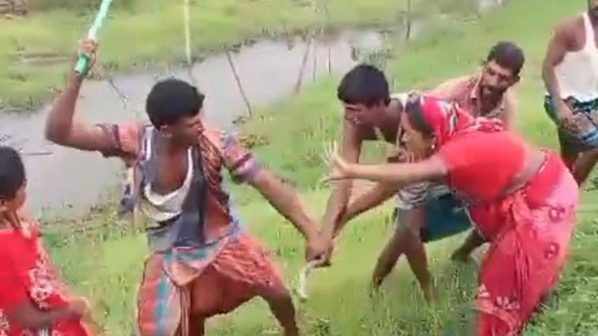 প্রকাশ্যেই নারীকে পেটালেন যুবদল নেতা, ভিডিও ভাইরাল