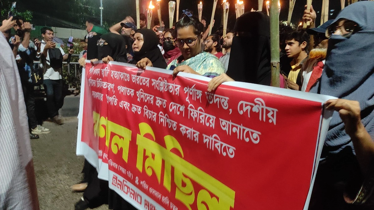 ওসমান হাদি হত্যাকাণ্ডের বিচার দাবিতে শাহবাগে মশাল মিছিল