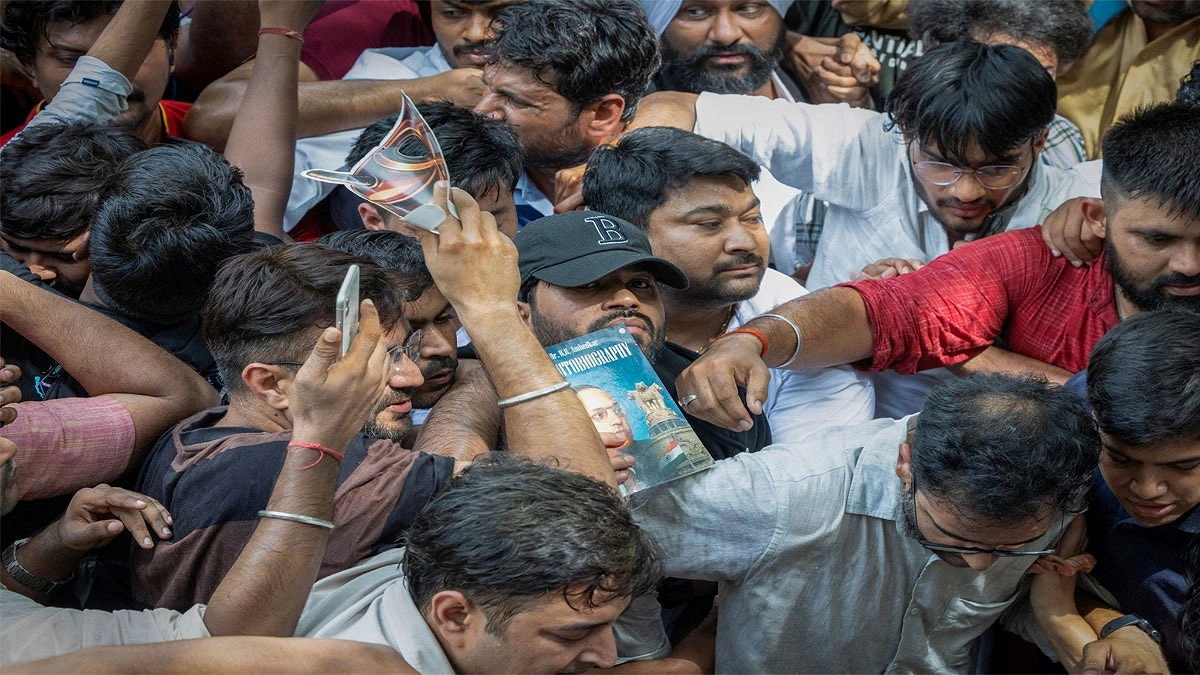 ককরোচ পার্টির বিক্ষোভে ধরপাকড়, আটক ৬