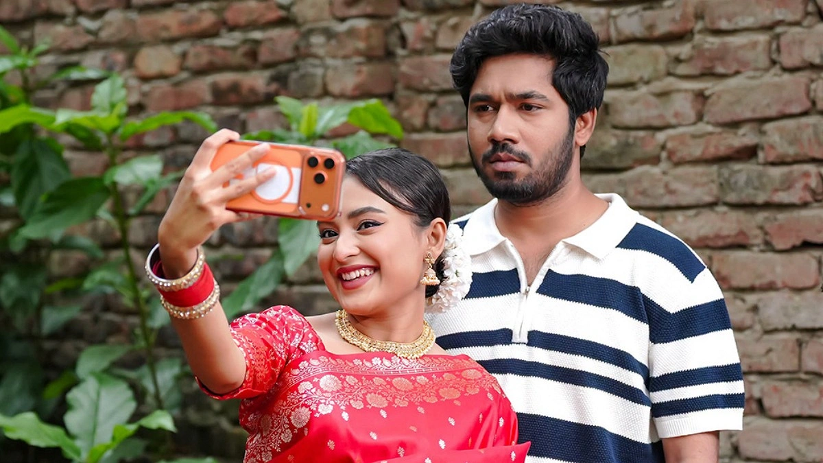 মেয়েটি সেলফি তুলে ফেসবুকে লিখে দেয়, বয়ফ্রেন্ডকে নিয়ে পালাচ্ছে!
