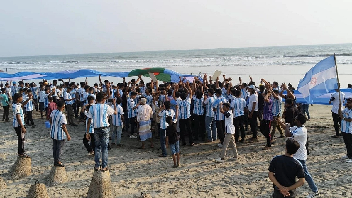 নীল-সাদা রঙে রাঙল টেকনাফ