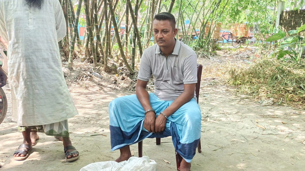 সৈয়দপুরে ২৫ বোতল এসকেইফ সিরাপসহ মাদক বিক্রেতা আটক