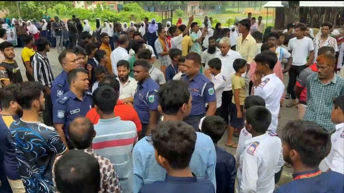 ঈশ্বরদীতে দাদি-নাতনি খুনের মামলার আসামির ফাঁসির দাবিতে সড়ক অবরোধ