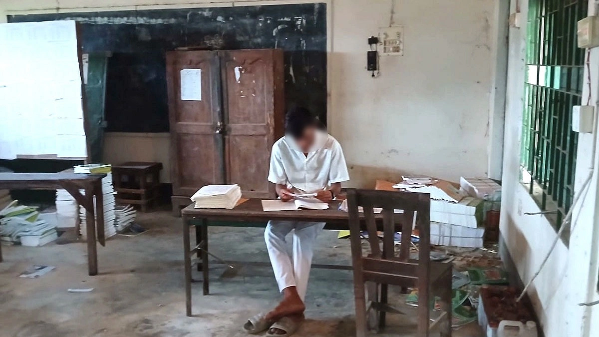 এসএসসির খাতা দেখছে স্কুলছাত্র