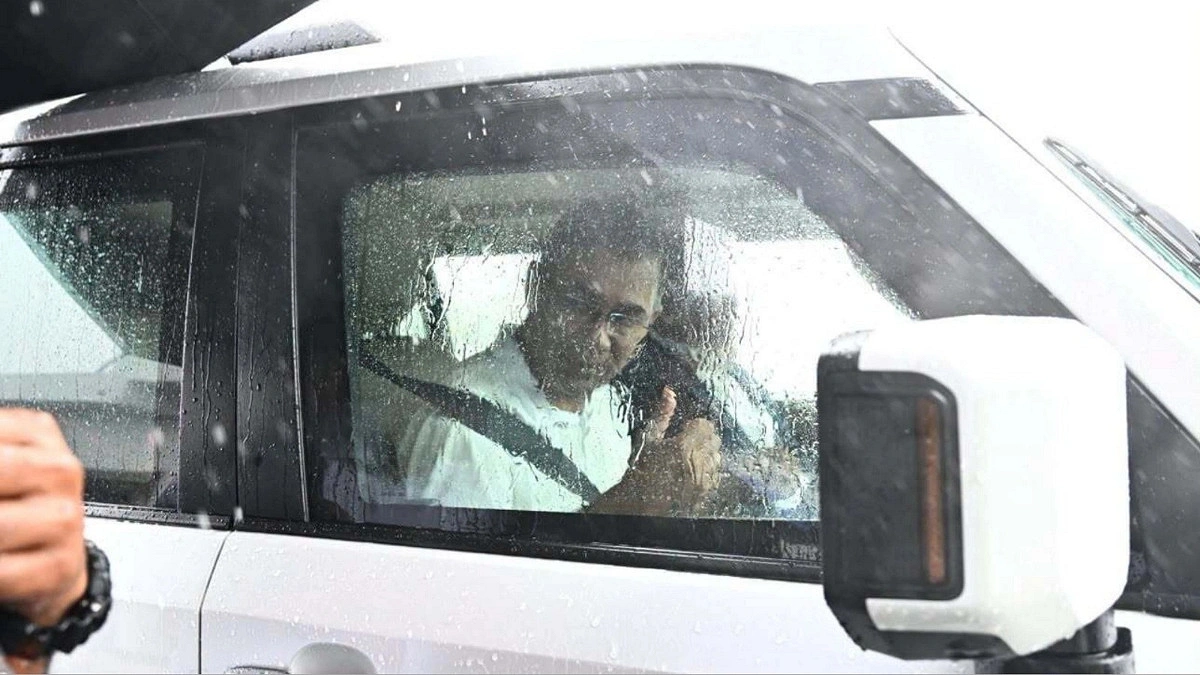 স্বরাষ্ট্রমন্ত্রীকে পাশে বসিয়ে গাড়ি চালালেন প্রধানমন্ত্রী