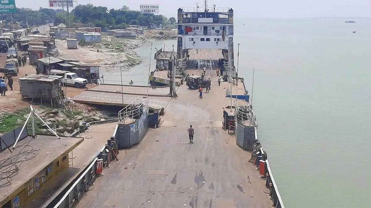 দৌলতদিয়া ফেরিঘাটে পদ্মা নদীতে পড়ে গেছে বাস