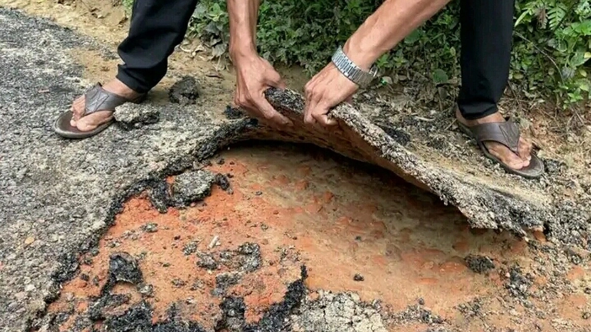 হাতের টানে উঠে আসছে সড়কের কার্পেটিং!