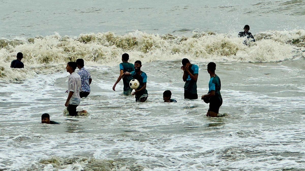 বৈরী আবহাওয়া উপেক্ষা করে কুয়াকাটায় পর্যটকদের সমুদ্রস্নান