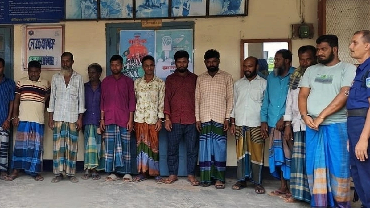 ষাঁড়ের লড়াইয়ের নামে জুয়ার আয়োজনের অভিযোগ, আটক ১৫