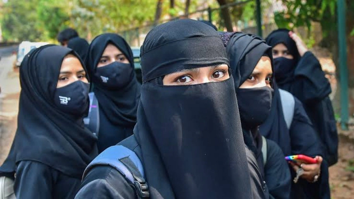 বারাসত কলেজে গেরুয়া উত্তরীয় বনাম বোরখা নিয়ে তুমুল বিতর্ক
