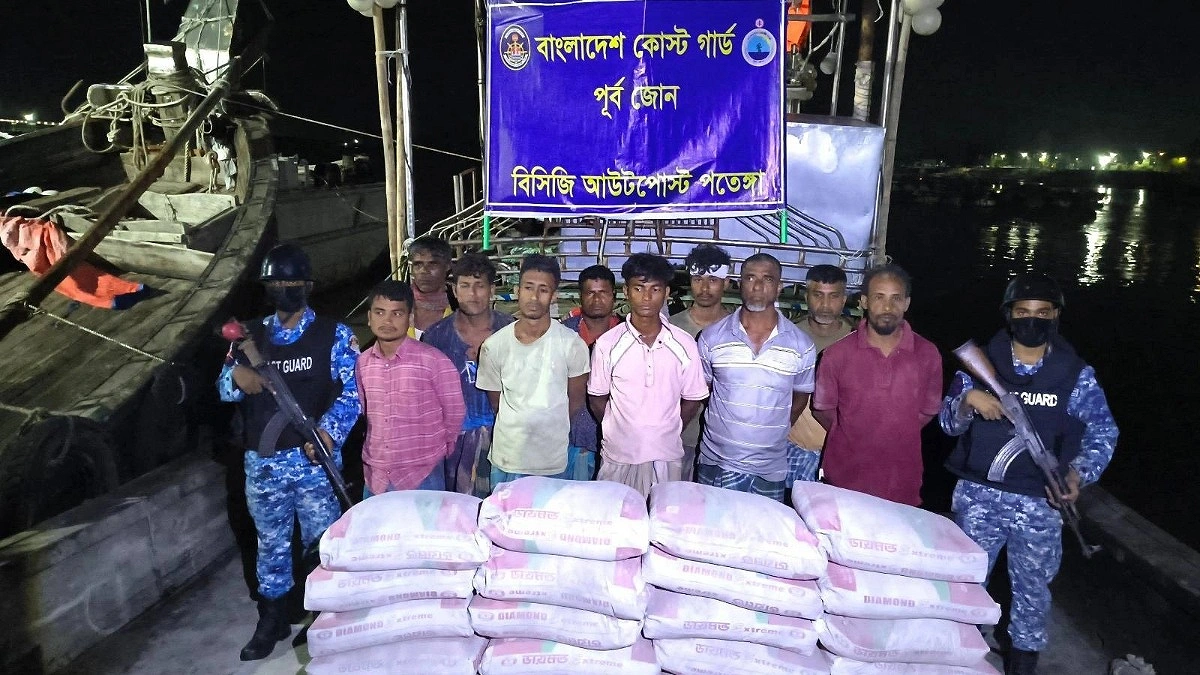 সিমেন্ট নিয়ে মায়ানমার যাত্রা, কোস্টগার্ডের অভিযানে আটক ১০