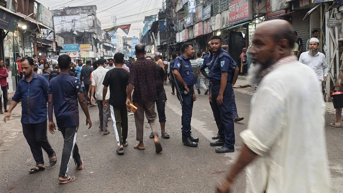 ফুটপাত উচ্ছেদ অভিযান ঘিরে সংঘর্ষ, তিন ঘণ্টা সড়ক অবরোধ