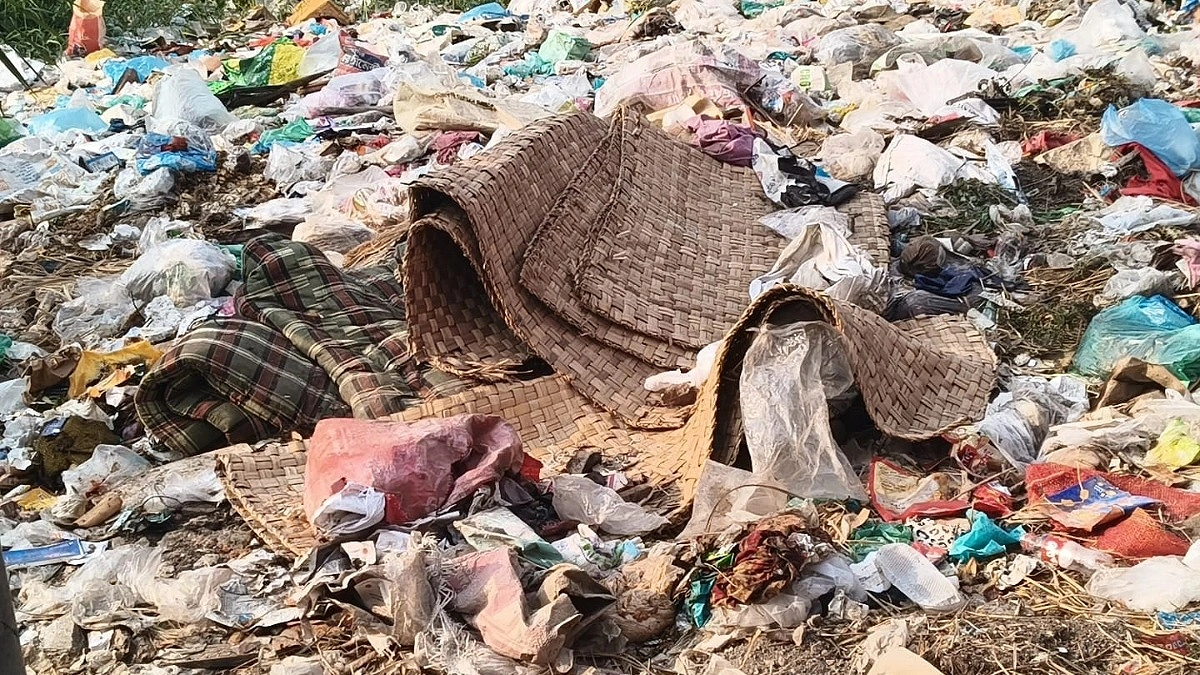 বর্জ্যের দুর্গন্ধে অতিষ্ঠ শহরবাসী