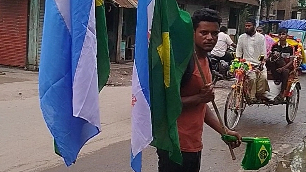 ‘আমি বিভিন্ন দেশের পতাকা বিক্রি করে আনন্দ পাই’