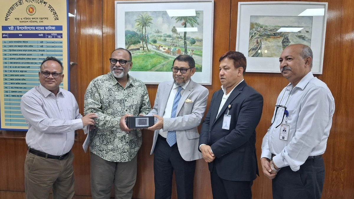 স্বাস্থ্যমন্ত্রীর কাছে হাম রোগীদের চিকিৎসার সুবিধার্থে জরুরি সরঞ্জাম হস্তান্তর