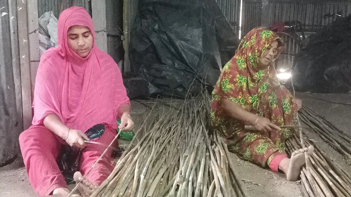মুক্তাগাছার যে গ্রামে শত বছর ধরে তৈরি করা হয় মাছ ধরার ছিপ
