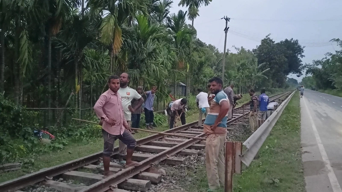 ১২ ঘণ্টা পর কুড়িগ্রামের সঙ্গে রেল যোগাযোগ স্বাভাবিক