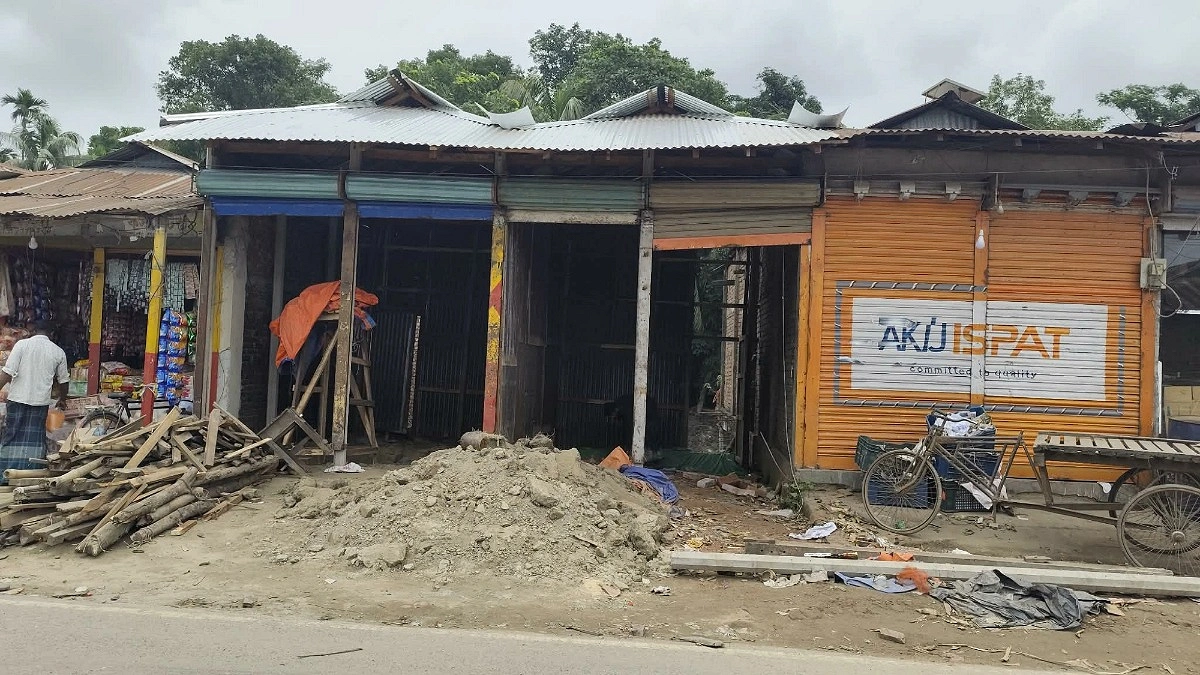 স্কুলশিক্ষকের ইজারা নেওয়া জমিতে বিএনপি নেতার দোকান