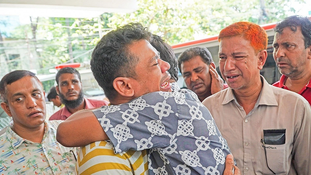 স্বজনকে জড়িয়ে বাবলা মল্লিকের কান্না। ছবি: আগামীর সময়