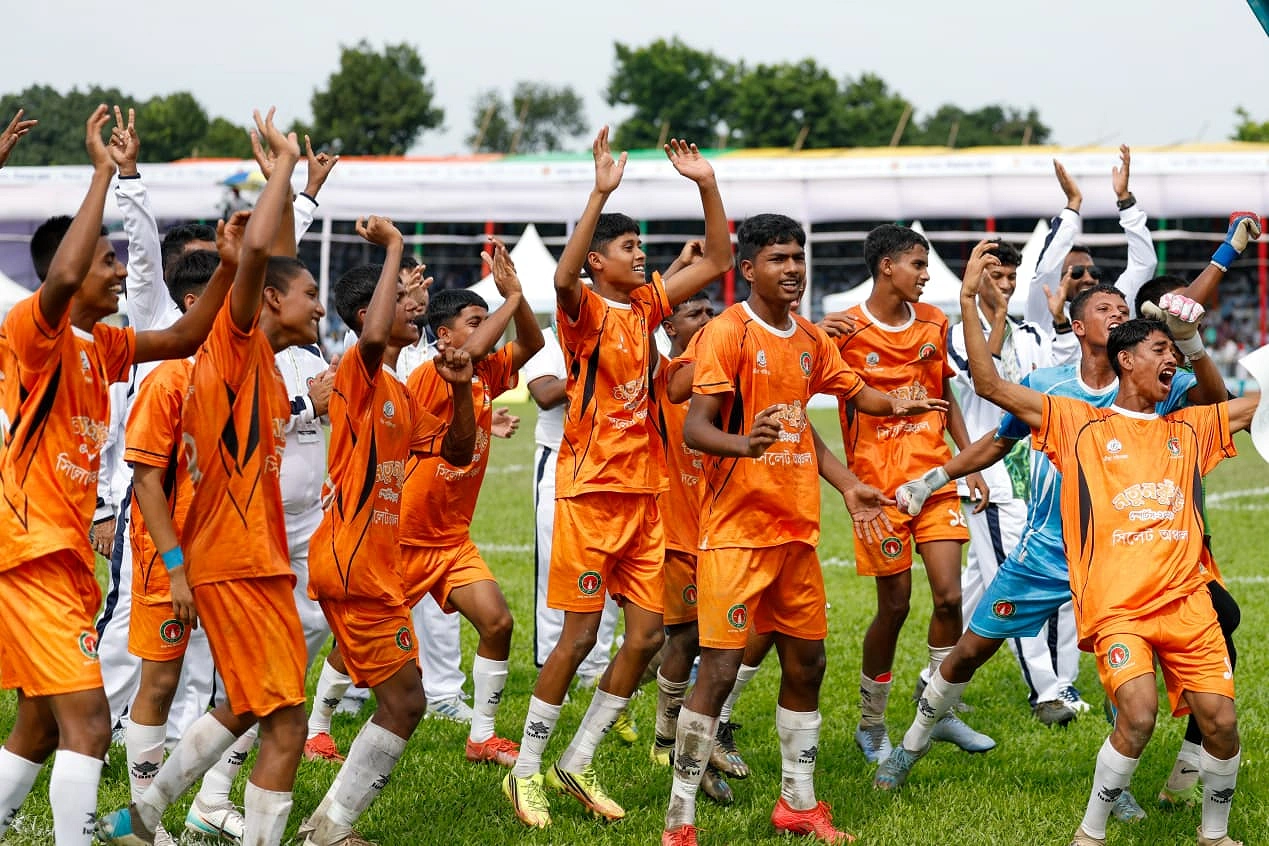ময়মনসিংহকে ১-০ ব্যবধানে হারানোর পর সিলেটের কিশোরদের উদযাপন