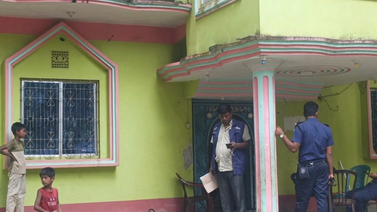 বাধা দিতে গিয়ে ডাকাতের কোপে মৃত্যুশয্যায় যুবক