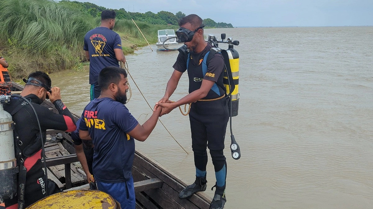 পদ্মায় নৌকা ডুবে বাবা-ছেলে নিখোঁজ