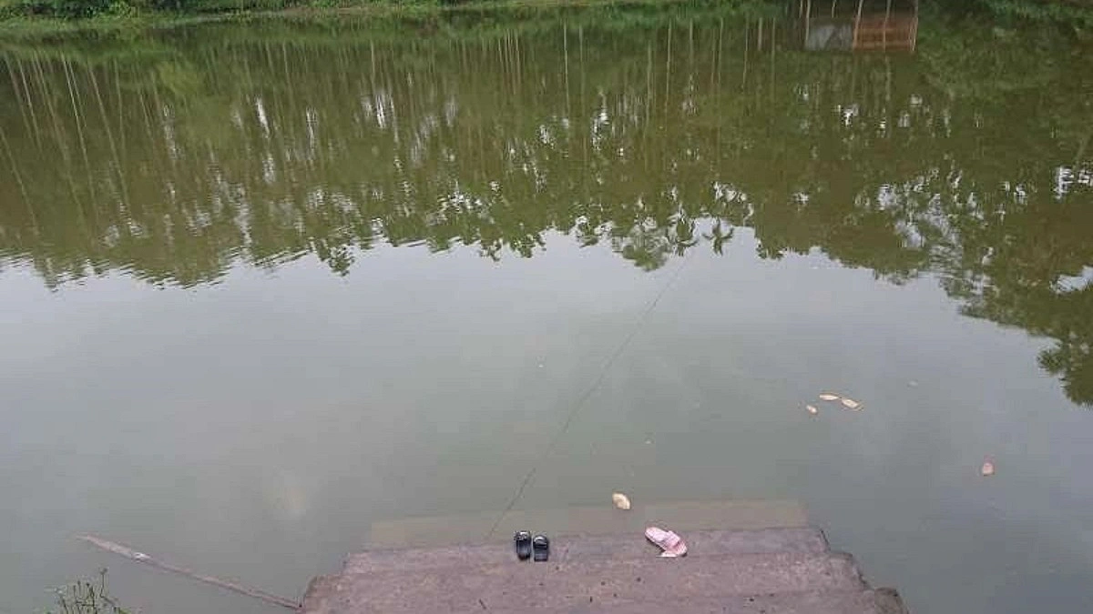 স্কুলে গিয়ে নিখোঁজ, পুকুরপাড়ে জুতা দেখে মিলল মৃত্যু খবর