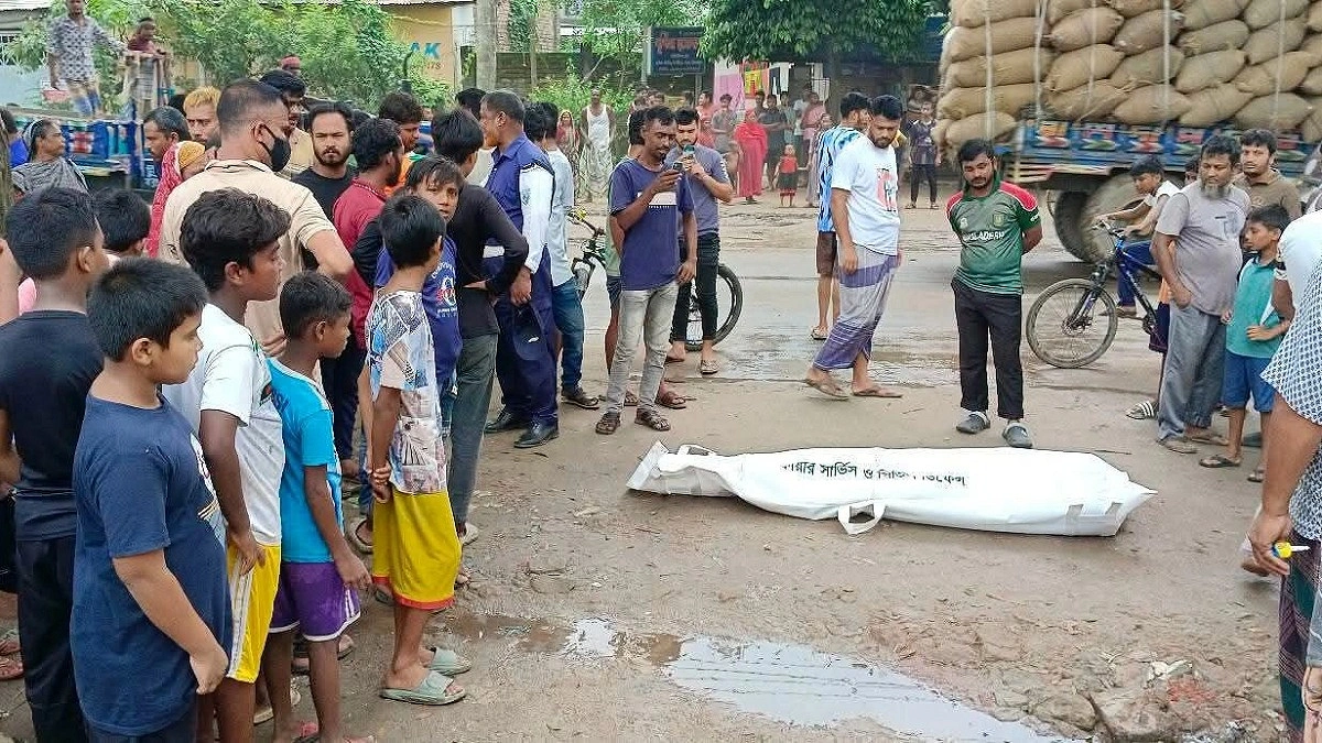 ট্রাকের ধাক্কায় মোটরসাইকেল থেকে ছিটকে পড়ে প্রাণ গেল স্বামীর, আহত স্ত্রী
