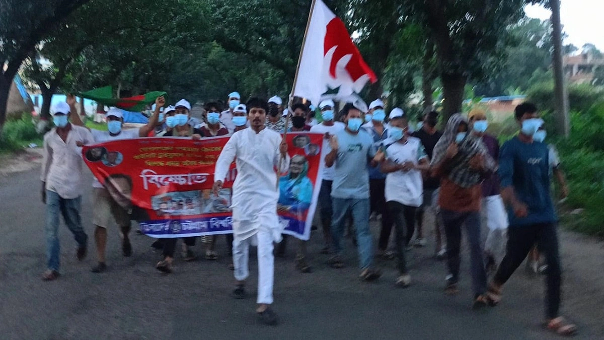 চট্টগ্রাম বিশ্ববিদ্যালয়ে নিষিদ্ধ ছাত্রলীগের মিছিল