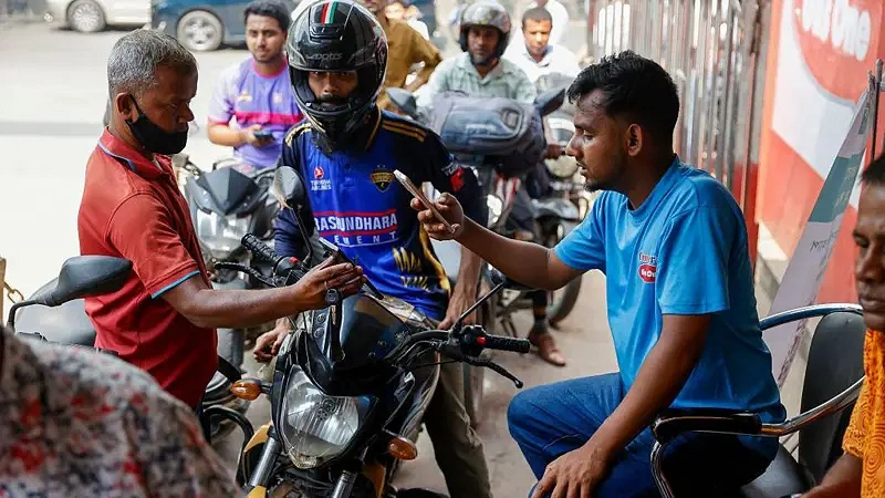 ডিজিটাল লেনদেনে অভ্যস্ত হওয়ার বিষয়টি গুরুত্বপূর্ণ বলেই মনে করেন বিশেষজ্ঞরা