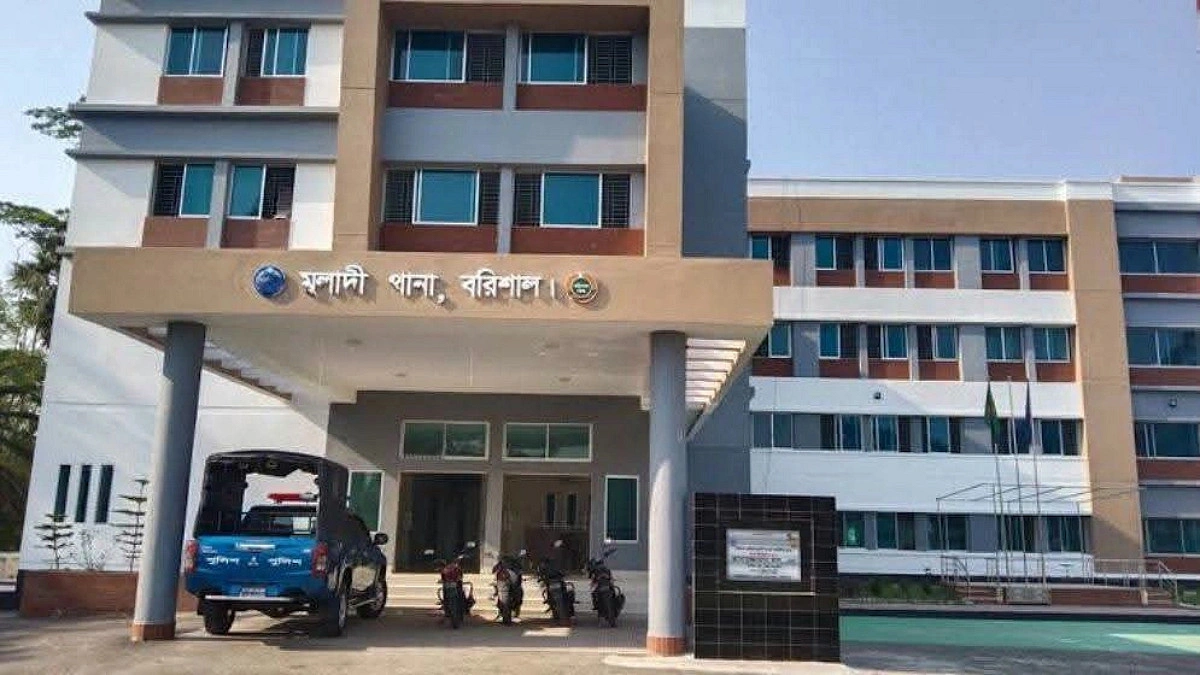 লঞ্চে ‘ধর্ষণের’ অভিযোগ, নারীকে থানার সামনে ফেলে পালাল যুবক
