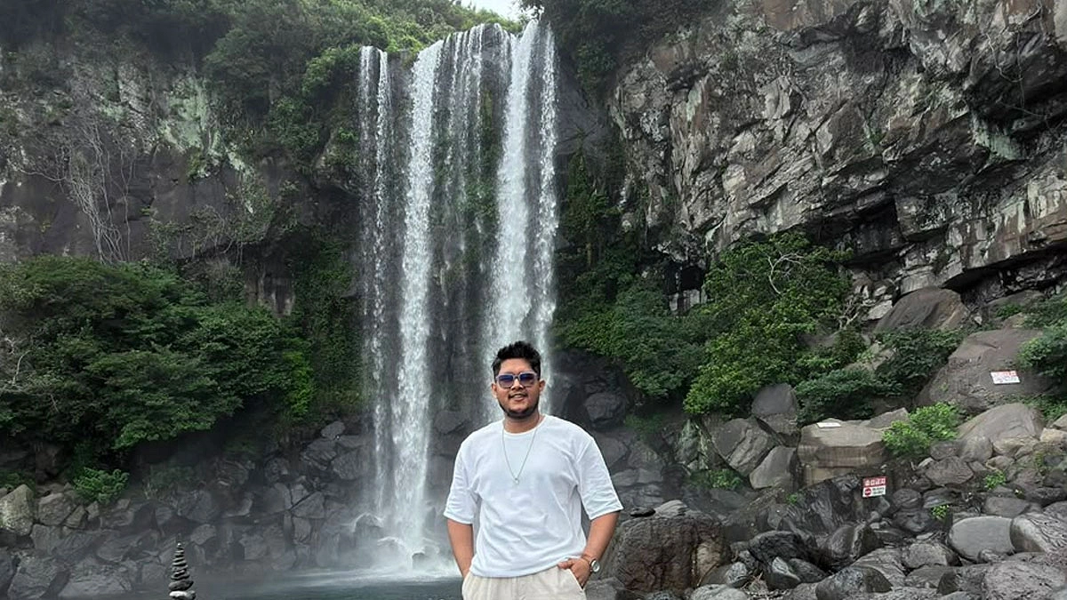 পেছনে ঝরনা মনোমুগ্ধকর